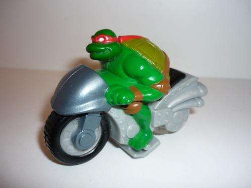 NINJA TURTLE ON BIKE-FRICTION DRIVEN-9CM LONG