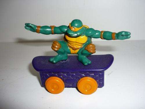 NINJA TURTLE ON SKATEBOARD-8CM LONG