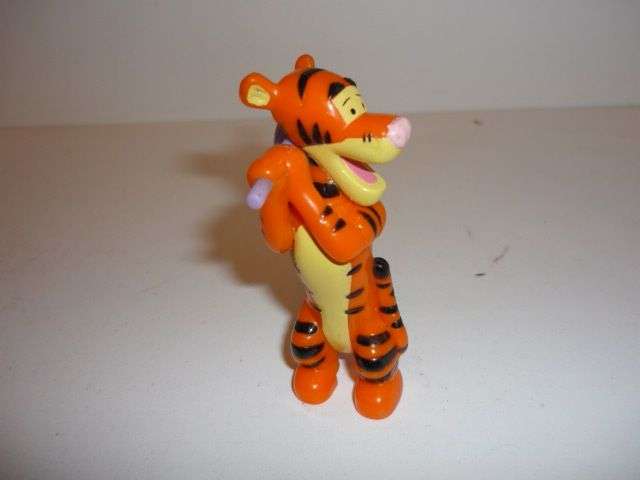 TIGGER FIGURINE-8CM TALL