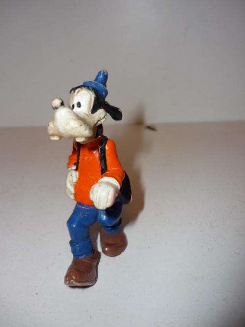 GOOFY FIGURINE-WALT DISNEY PRODUCTIONS-MADE IN PORTUGAL-RUBBERISED-7CM TALL