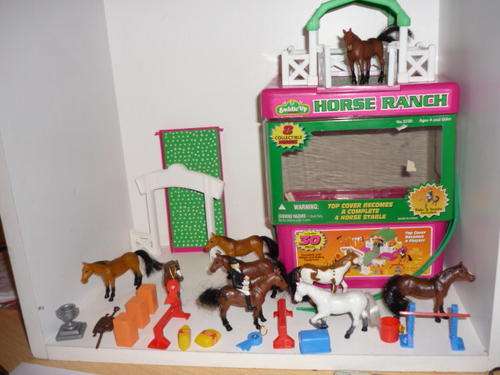 SADDLE UP-HORSE RANCH-ALL 8 HORSES AND ACCESSORIES