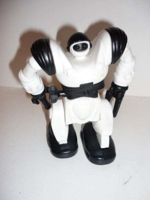 ROBOT FIGURINE-CLOCKWORK-WALKS-11CM TALL