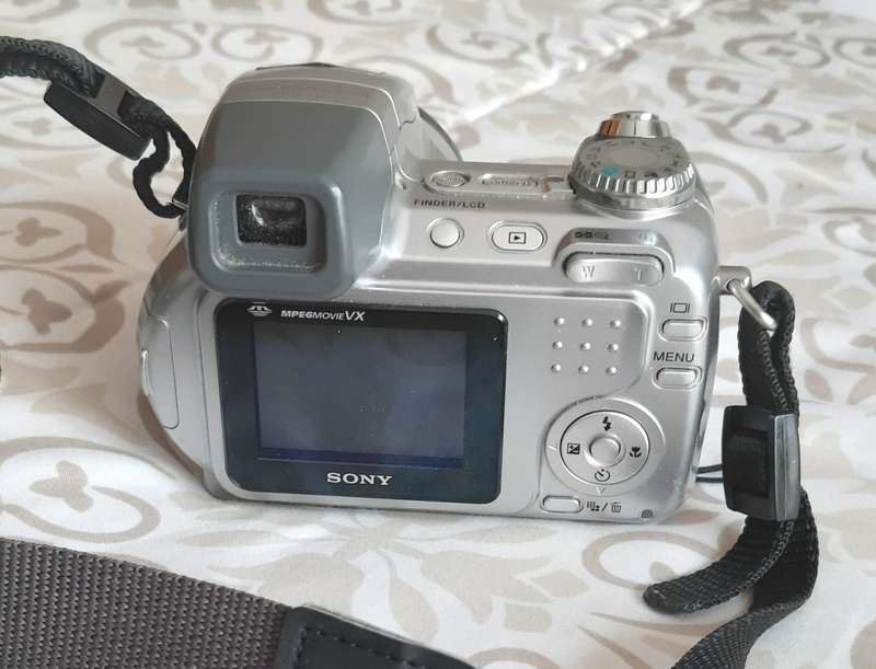 SONY 12X DSC-H2 CYBERSHOT CAMERA- In beautiful condition
