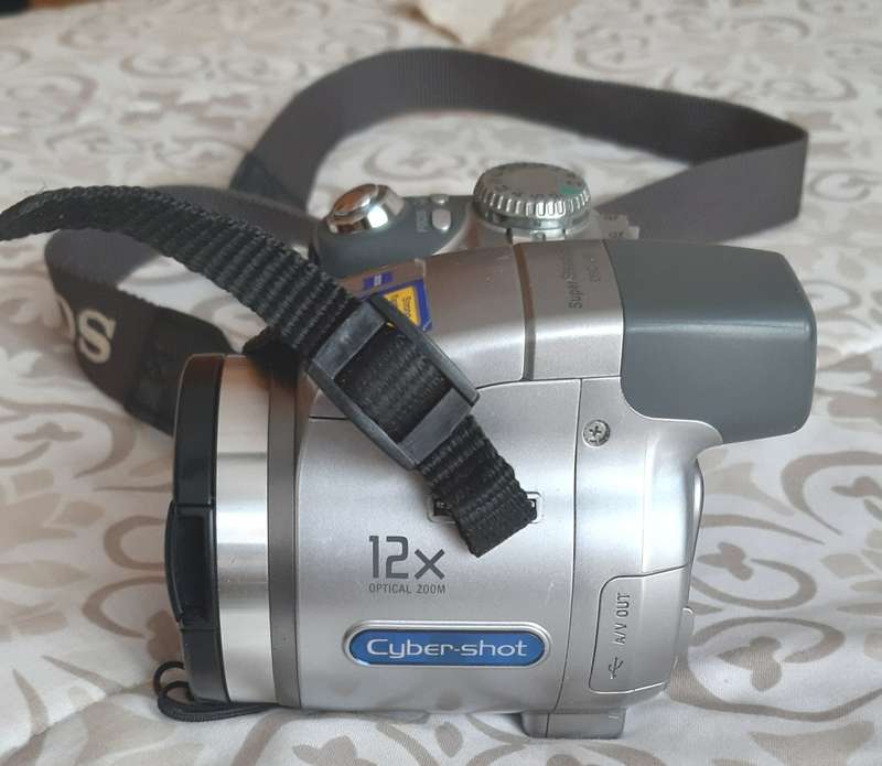 SONY 12X DSC-H2 CYBERSHOT CAMERA- In beautiful condition