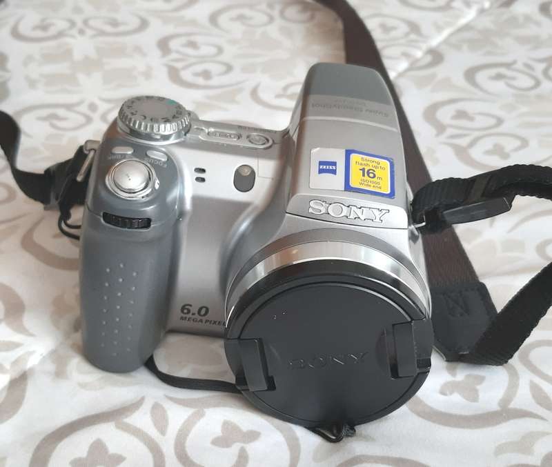 SONY 12X DSC-H2 CYBERSHOT CAMERA- In beautiful condition