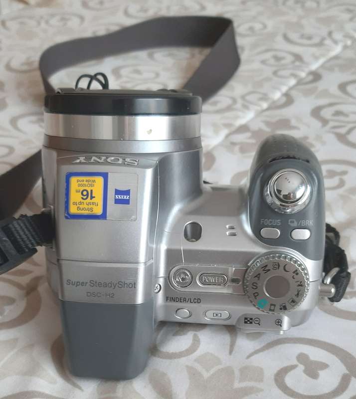 SONY 12X DSC-H2 CYBERSHOT CAMERA- In beautiful condition