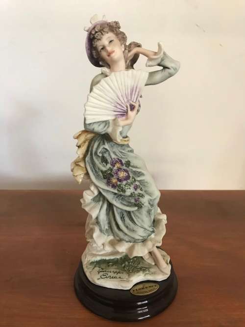 Giuseppe Armani sculpture figurine. Title Figurine of the year 1988- Violet 0756C High 24 cm