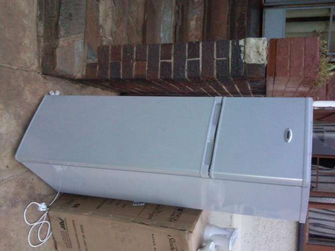 TEK Fridge Freezer 225L (TKDD-225S) Never been used