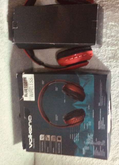 ***NEW***VOLKANO BLUETOOTH WIRELESS HEADPHONES***RED***WITH SD CARD READER*** IN BOX***