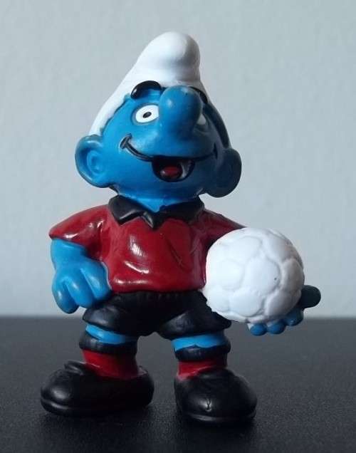 Original SOCCER SMURF !! RARE ! HIGH VALUE !!  Peyo ! MINT Condition Smurf !!