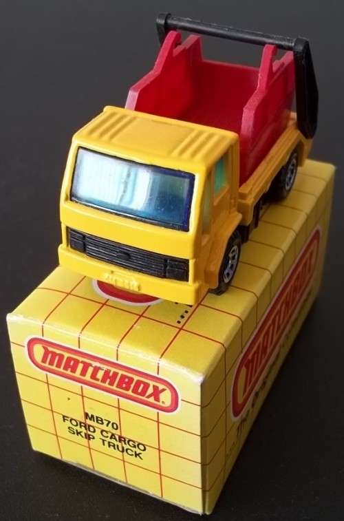 MATCHBOX MB 70 FORD CARGO SKIP TRUCK !! RARE YELLOW + RED VARIANT !! 1989 ! MINT + Original Box !!