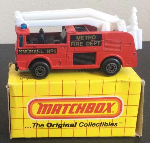 MATCHBOX MB-63 SNORKEL FIRE TRUCK RARE RED METRO FIRE DEPT. VARIANT ! MACAU 1983 + Original Box !!