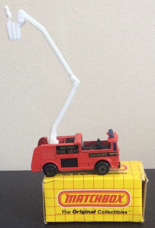 MATCHBOX MB-63 SNORKEL FIRE TRUCK RARE RED METRO FIRE DEPT. VARIANT ! MACAU 1983 + Original Box !!