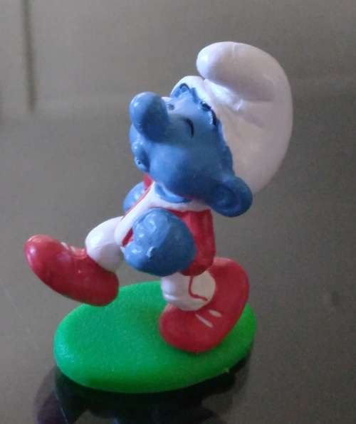Original Vintage JOGGER SMURF ! Rare Red Clothes, Smooth Grass Variant ! 1982 W.Germany !Smurfs!