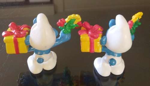 2 X Flowers + Present Smurfs ! Different Colour Variants ! Peyo GERMANY ! Smurf! Excellent Condition