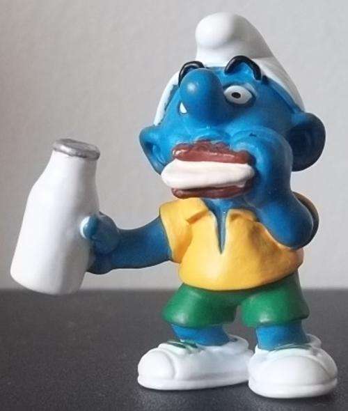 Original MILK AND SANDWICH SCHOOLBOY SMURF !! RARE ! HIGH VALUE !!  Peyo  ! GREAT Condition Smurf !!