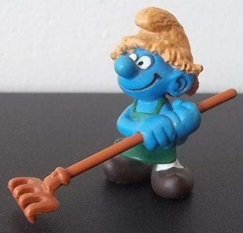 Original Vintage FARMER SMURF With Rake ! BROWN HAT Germany ! EXCELLENT MINT CONDITION ! 1981 Smurfs