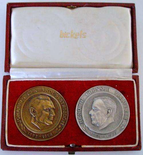 VERWOERD - STRIJDOM SILVER + BRONZE MEDALLIONS !! VERY RARE + VALUABLE !! WITH ORIGINAL BOX !!