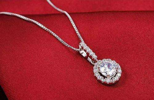 **STUNNING! 1.45 Carat Cz Diamond Halo Round Pendant and Necklace