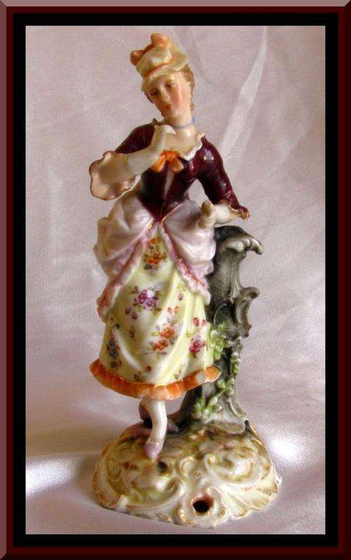 BEAUTIFUL!! LOVELY VOLKSTEDT LADY, FIGURINE