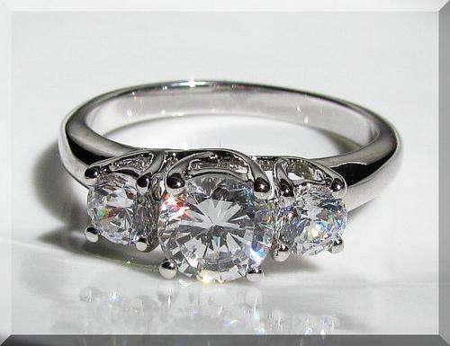 **DIRECT IMPORT**1.70CT STUNNING CREATED DIAMONDS! GENUINE 18K GOLD PLATED TRILOGYL RING size 5