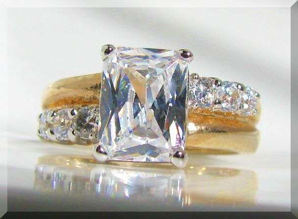 STUNNING 3.50CTW EMERALD CUT ENGAGEMENT RING CLAD IN 18K YELLOW GOLD SIZE 6
