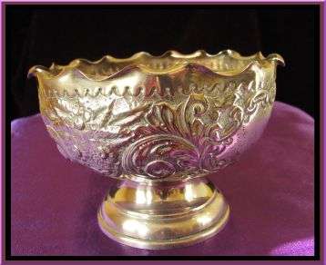 BEAUTIFUL!! VICTORIAN SILVER PLATED FOOTED VASE.