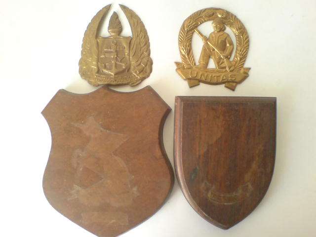 Plaques: 4 Pieces