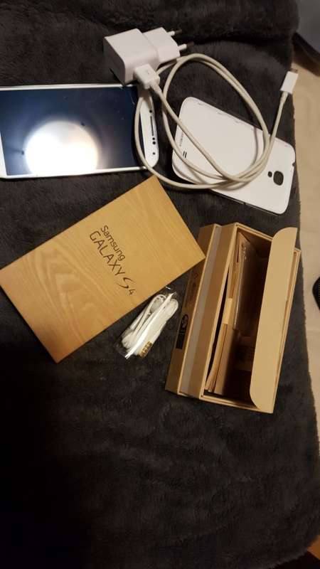 Samsung Galaxy S4 i9500 Smartphone + FREE Flip Cover