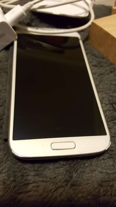 Samsung Galaxy S4 i9500 Smartphone + FREE Flip Cover