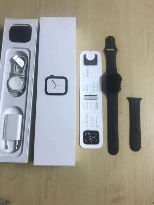 **New Years Special** Apple Watch 4 - 40mm Space Grey + Sport Band *AS NEW*