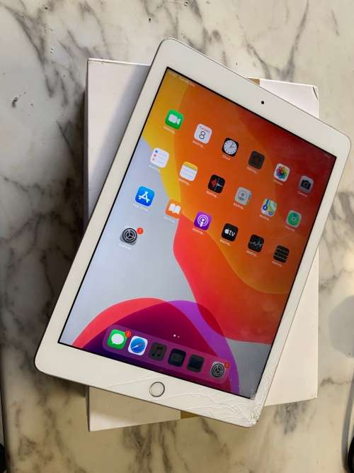 iPad 5 32GB *Cracked Glass*