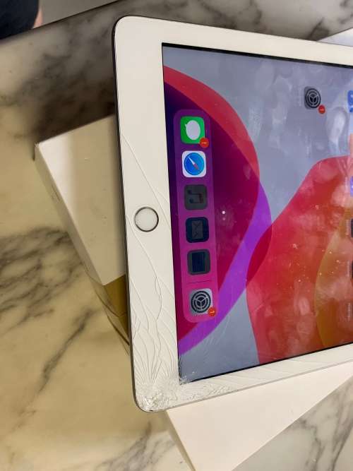 iPad 5 32GB *Cracked Glass*