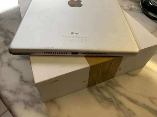 iPad 5 32GB *Cracked Glass*