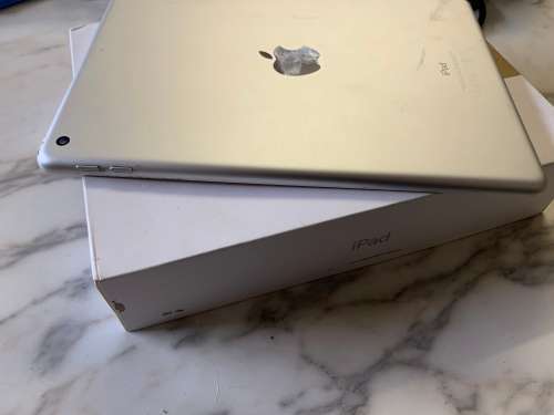 iPad 5 32GB *Cracked Glass*