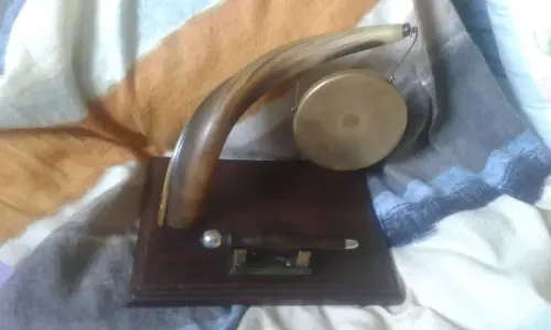 Gong and Horn display Size 28x22x30cm