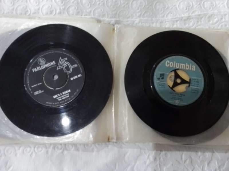 Vintage 7 Singles in carry cases (23)