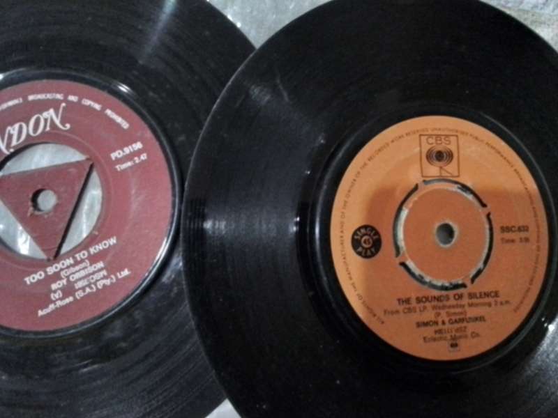 Vintage 7 Singles in carry cases (23)