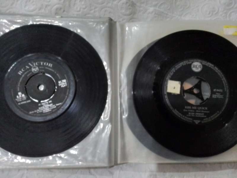Vintage 7 Singles in carry cases (23)