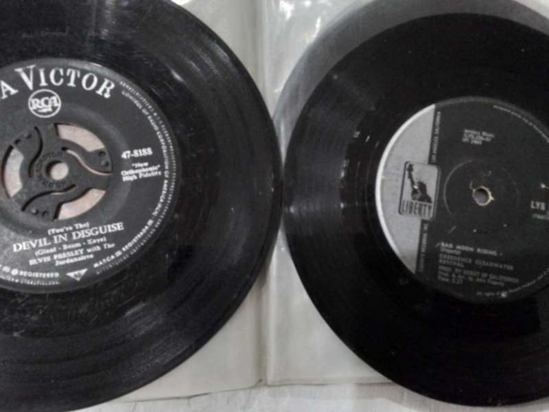 Vintage 7 Singles in carry cases (23)