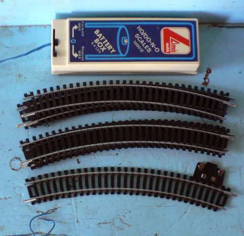 7 x Lima Model Train Tracks + Battery Box ----  Curves Railroad Tracks