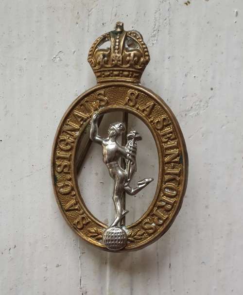 SA Corps of Signals Cap Badge WWII / 1930-59 / SA SEIN KORPS
