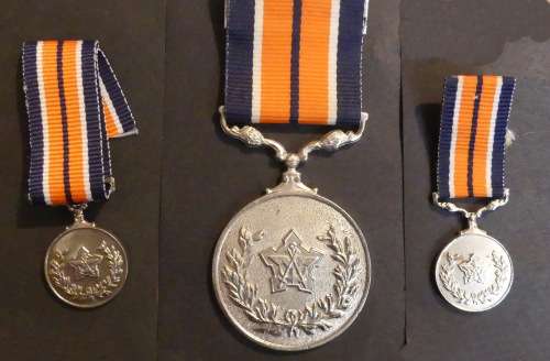 SADF -- General Service Medal  / Algemene diens Medalje  -- 1 Full Size & 2 Miniature medals