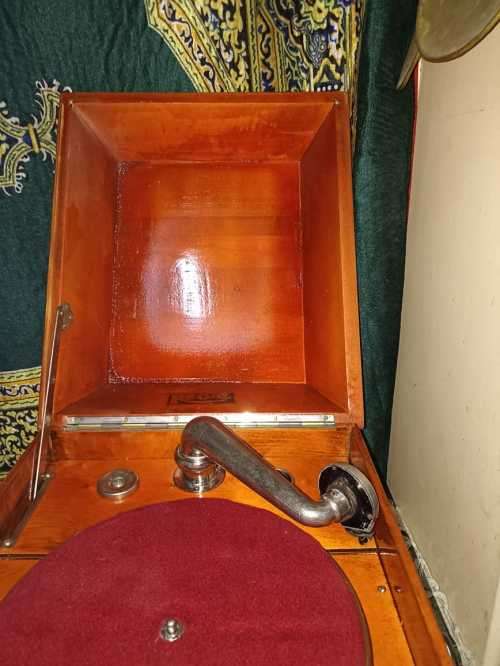 Wow Regal 1920 Gramophone mahogany wood in a wooden box
