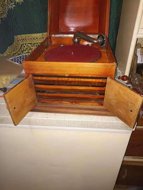 Wow Regal 1920 Gramophone mahogany wood in a wooden box