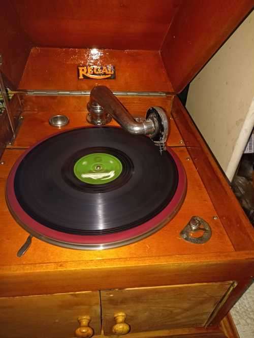 Wow Regal 1920 Gramophone mahogany wood in a wooden box