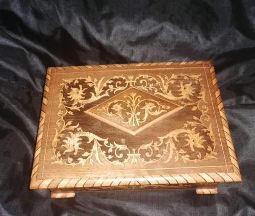 ANTIQUE WOODEN MARQUETING BOX WITH TUFFED FABRIC AND A SECRET LOCK