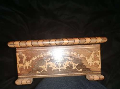 ANTIQUE WOODEN MARQUETING BOX WITH TUFFED FABRIC AND A SECRET LOCK