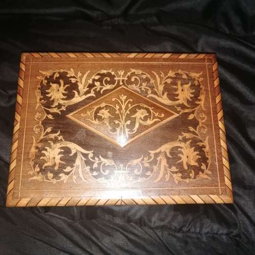 ANTIQUE WOODEN MARQUETING BOX WITH TUFFED FABRIC AND A SECRET LOCK