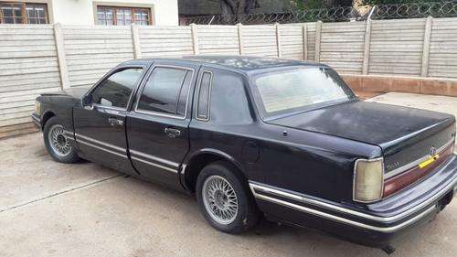 Lincoln Town Car  (Ford V8 - Auto)